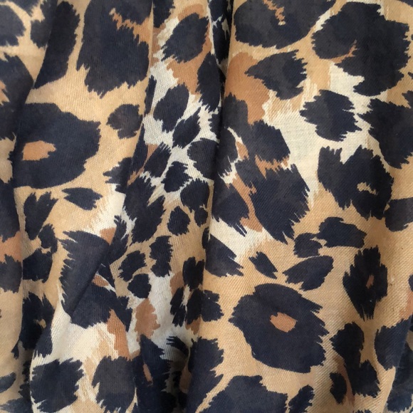 Leopard Scoop Scarf - Picture 3 of 4